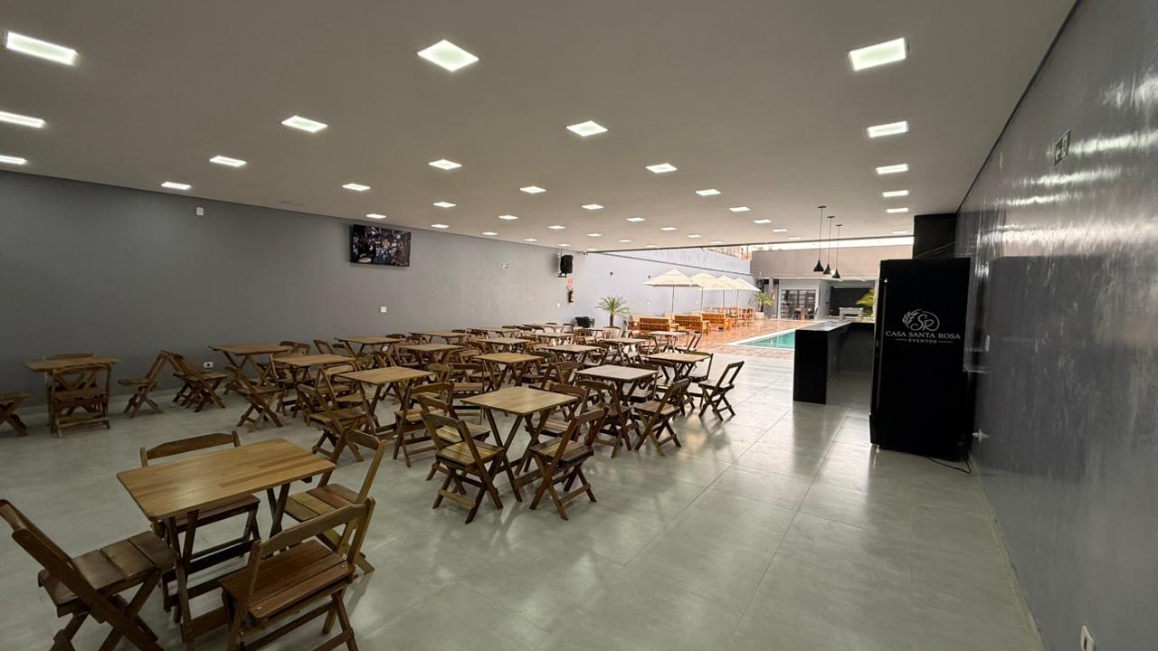 Salão iluminado com vista para a piscina
