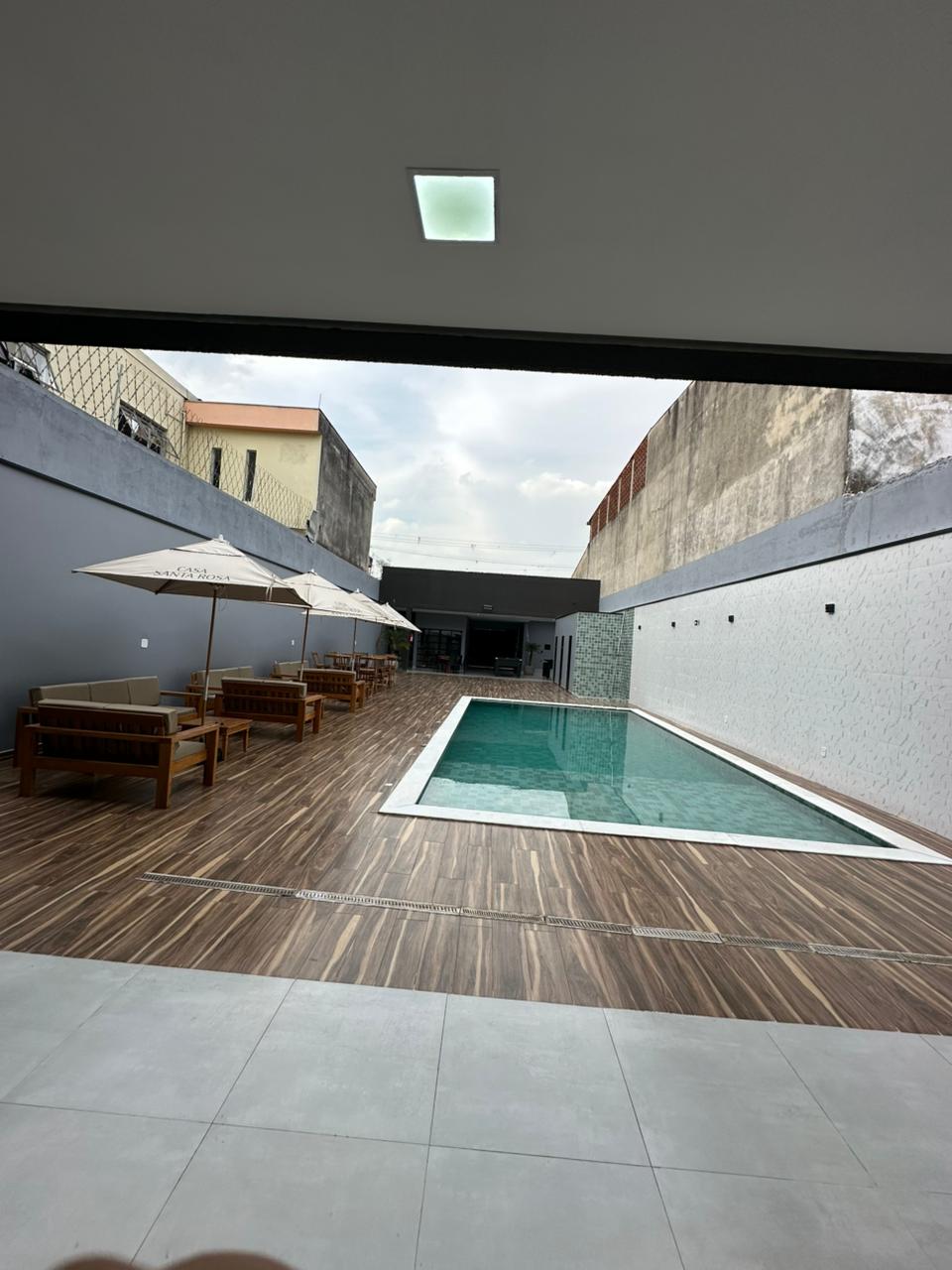 Piscina vista da área coberta
