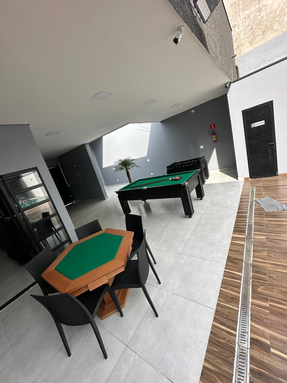 Espaço de lazer com mesa de sinuca e jogos