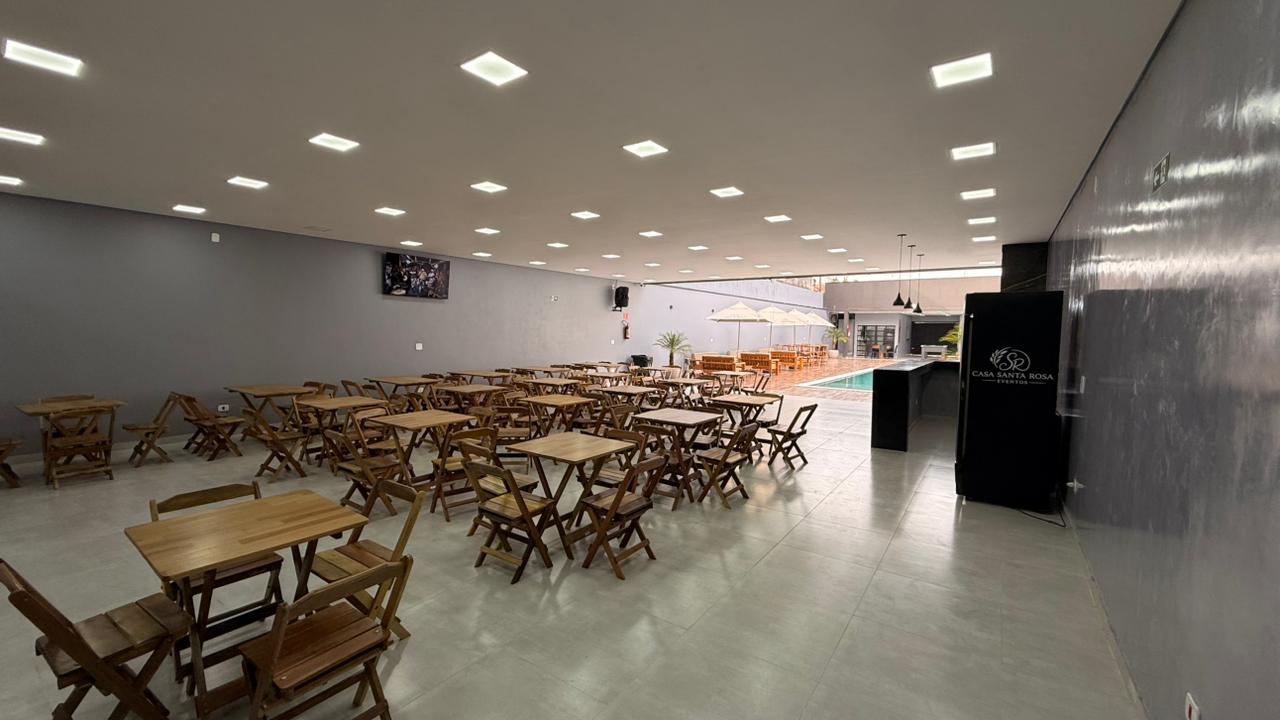 Salão completo com vista para o bar e piscina